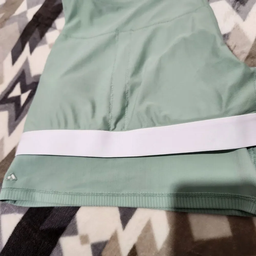 Alpine Design Sports Bra Size XS Light Green Color Removable Pads Crop top. New